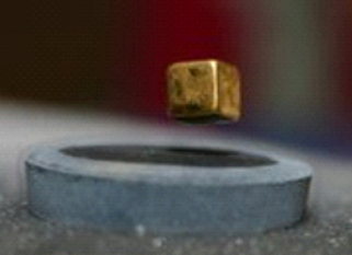 Ein Magnet schwebt über einem mit flüssigem Stickstoff gekühlten Hochtemperatur-Supraleiter, Foto: Uni Stuttgart