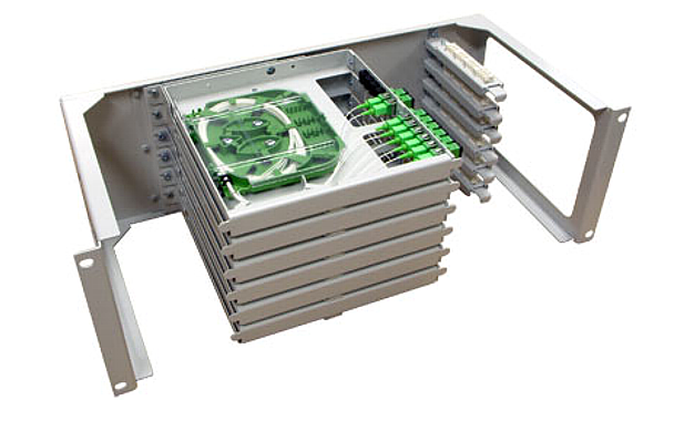 Glasfaser-Verteiler (ODF) mit Spleißboxen, Foto: ctec.co.uk