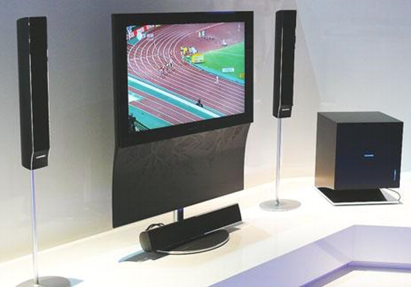Home entertainment with large-screen TV, loudspeaker boxes and subwoofer, photo: avguide.ch