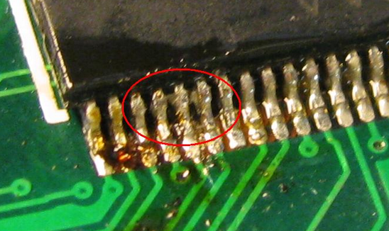 Soldering defects caused by solder bridge, Photo: mikrocontroller.net