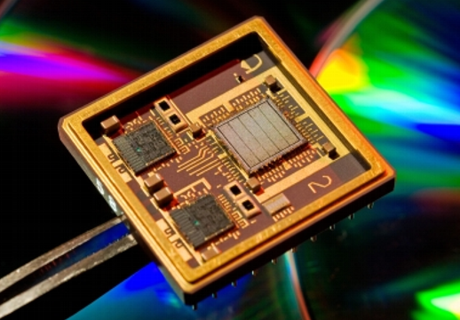 Multi-Chip-Modul (MCM) mit ICs und diskreten Bauteilen von Golden Altos