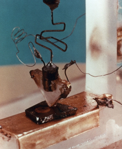 Versuchsaufbau des ersten Transistors von Shockley, Bardeen und Brattain, Foto: IEEE.org