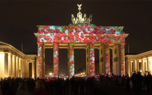 Video mapping: Brandenburg Gate, rose pattern, photo: holiday360.com