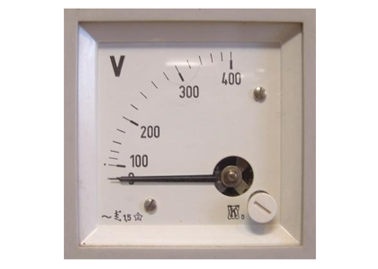 Voltmeter als Einbauinstrument, Foto: amplifier.cd